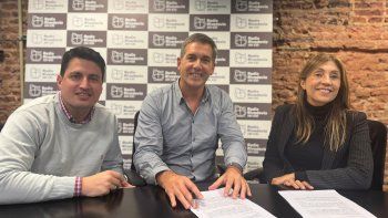 Franco Mercuriali firmó su contrato con Radio Rivadavia. Franco Mercuriali firmó su contrato con Radio Rivadavia.