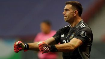 Javier Castrilli pidió la tarjeta roja para Dibu Martínez por los gestos obscenos a un jugador colombiano Javier Castrilli pidió la tarjeta roja para Dibu Martínez por los gestos obscenos a un jugador colombiano
