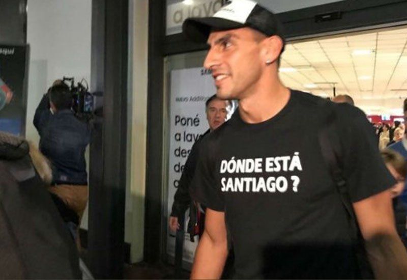 El ex arquero de Newell’s Old Boys de Rosario y actualmente en Tigres de México, Nahuel Guzmán, lució una remera que rezaba: “¿Dónde está Santiago?”.