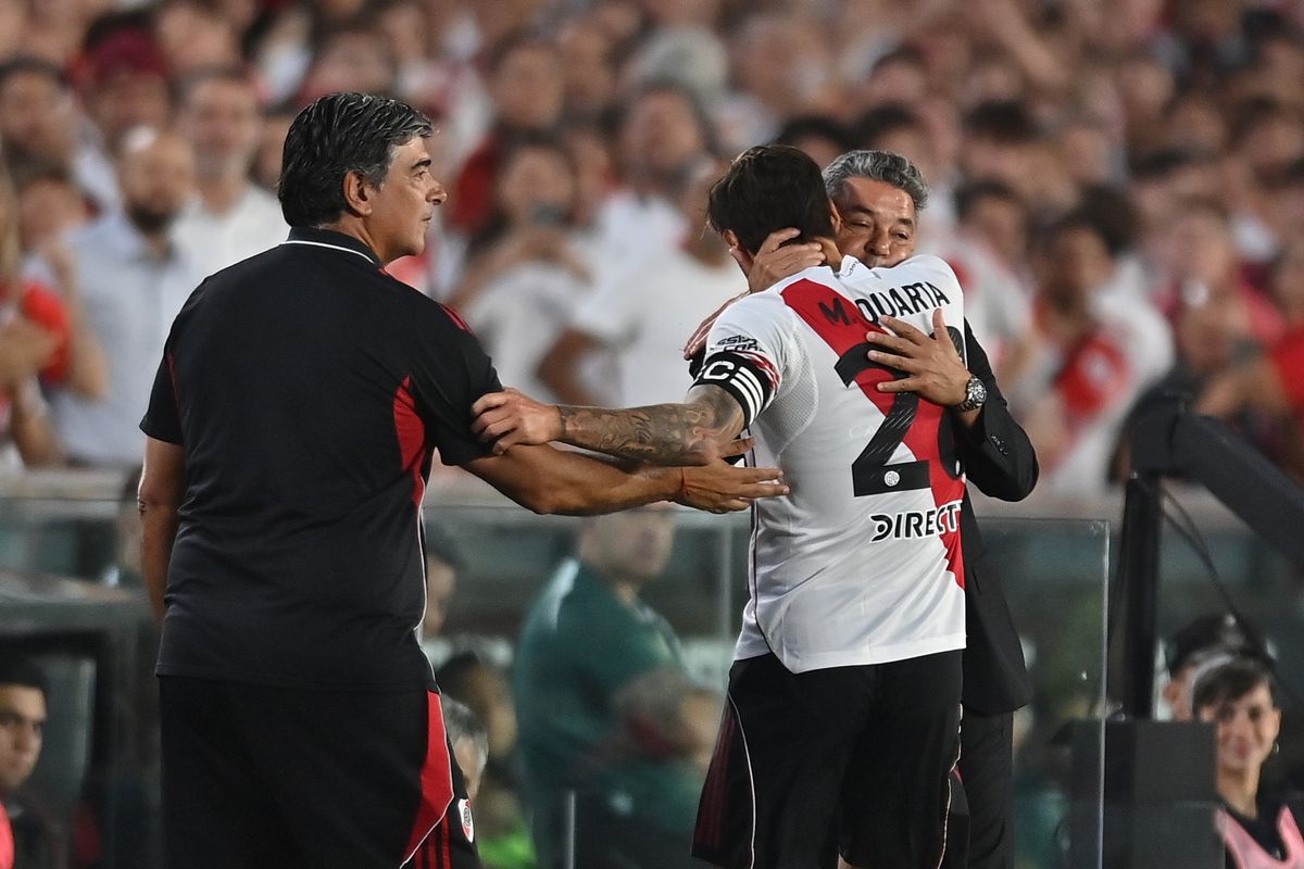 Lucas Martínez Quarta se abraza con Marcelo Gallardo en el triunfo de River ante Banfield por la fecha 7 del Torneo Apertura Lucas Martínez Quarta se abraza con Marcelo Gallardo en el triunfo de River ante Banfield por la fecha 7 del Torneo Apertura