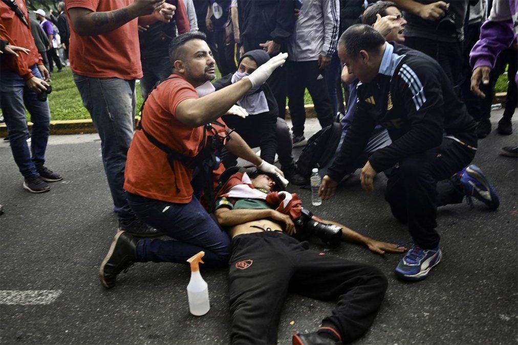 El momento de que el disparo del gendarme Guerrero impacta en la cabeza de Pablo Grillo.