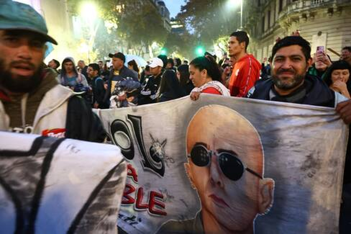 Antes de los incidentes en el Obelisco, los ricoteros le rindieron homenaje al Indio Solari Antes de los incidentes en el Obelisco, los ricoteros le rindieron homenaje al Indio Solari