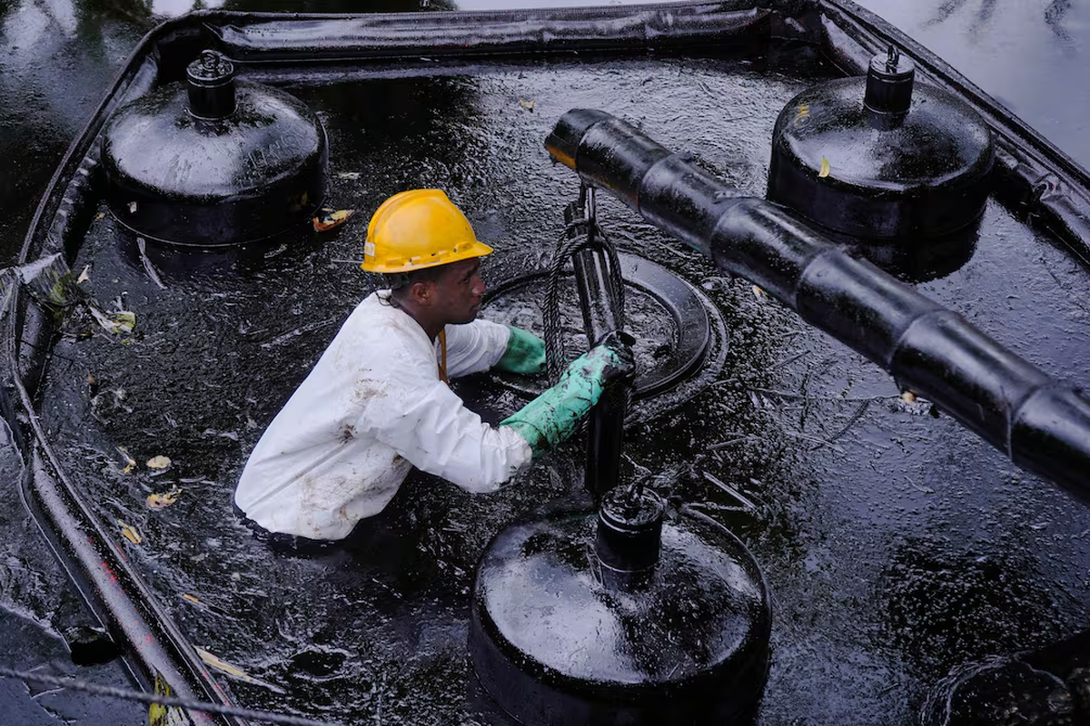 Labores de limpieza en los ríos de Esmeraldas que fueron contaminados con el derrame de petróleo | GENTILEZA DE IMAGEN API Labores de limpieza en los ríos de Esmeraldas que fueron contaminados con el derrame de petróleo | GENTILEZA DE IMAGEN API