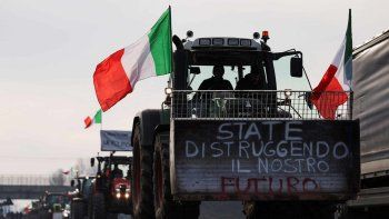 'Tractorazo' en Europa, catapulta de huevos y furia social por el acuerdo con Mercosur