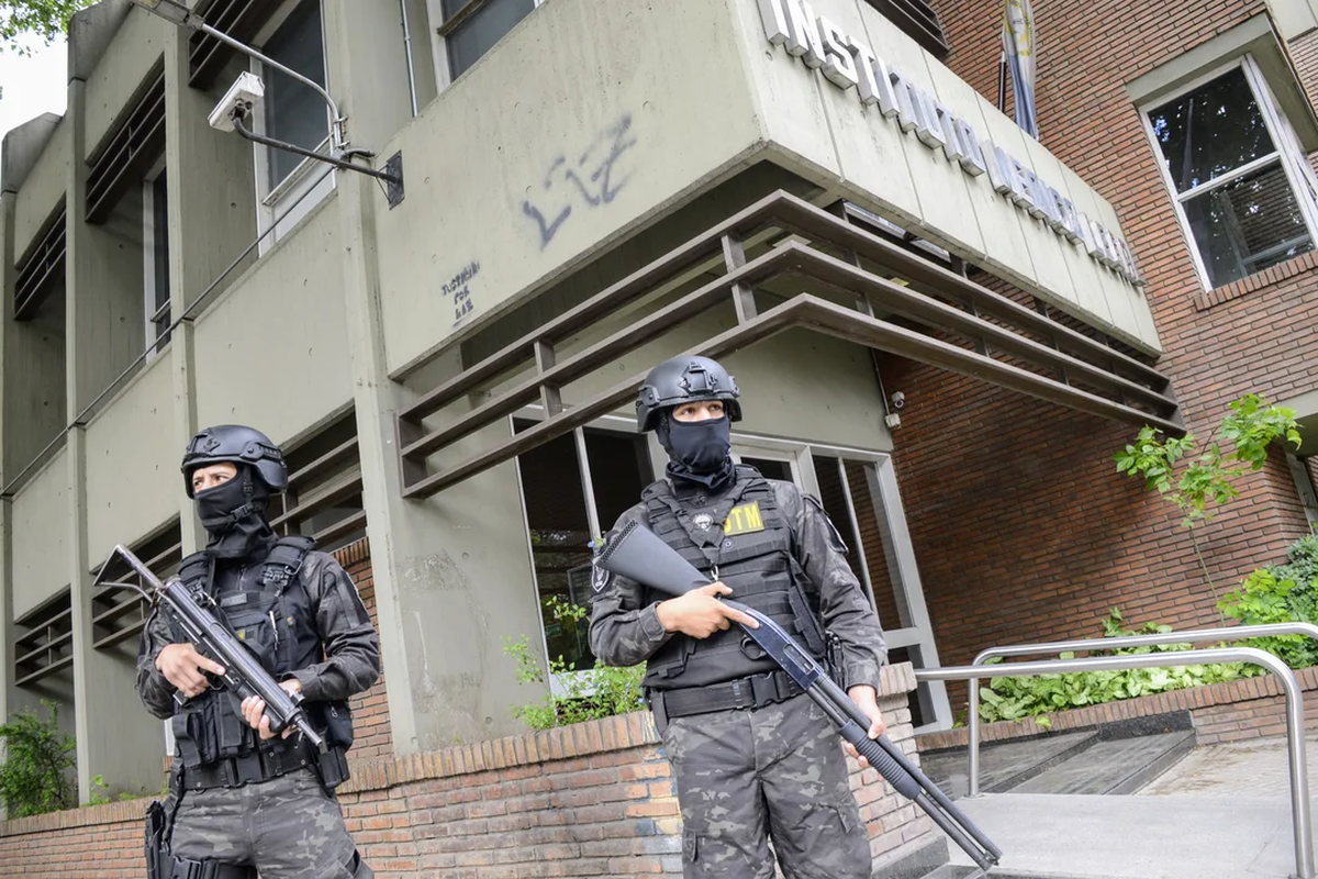 Desde que el cuerpo de Pillín permaneció en el Instituto Médico Legal, hubo un fuerte operativo de seguridad en las inmediaciones. Desde que el cuerpo de Pillín permaneció en el Instituto Médico Legal, hubo un fuerte operativo de seguridad en las inmediaciones.