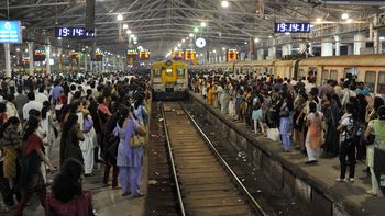 India, estación de ferrocarril en Bombay. Y no es hora pico. India, estación de ferrocarril en Bombay. Y no es hora pico.