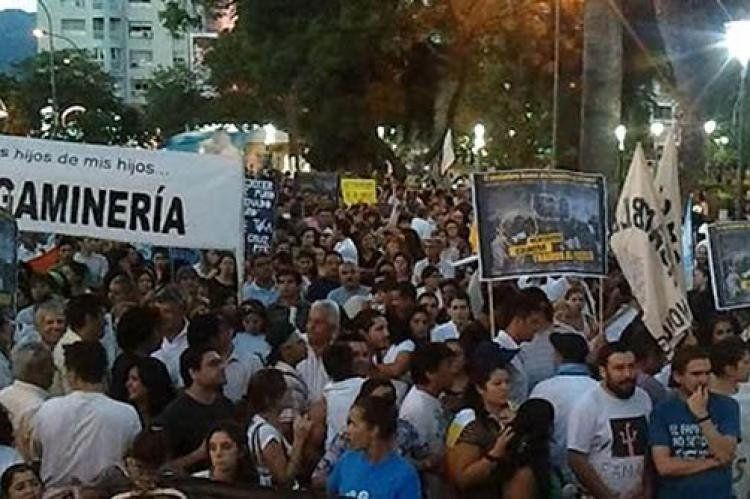 Los manifestantes en la plaza (Foto: El Independiente)