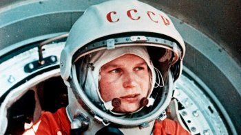 La cosmonauta Valentina Tereshkova fue la primera mujer en el espacio, abriendo un camino para las muchas aviadoras espaciales que la seguirían. La cosmonauta Valentina Tereshkova fue la primera mujer en el espacio, abriendo un camino para las muchas aviadoras espaciales que la seguirían.
