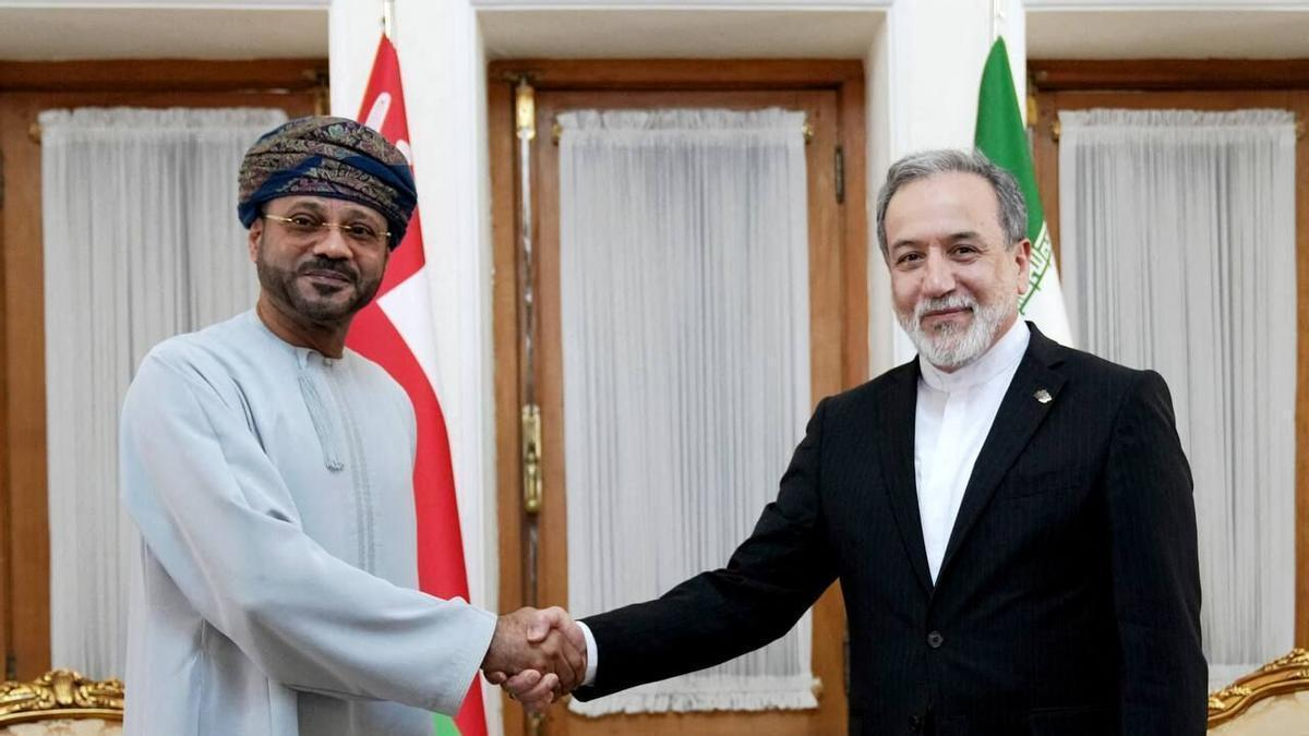 El ministro de Exteriores de Om&aacute;n, Sayyid Badr al-Busaidi, y el de Ir&aacute;n, Abb&aacute;s Araghchi, este mi&eacute;rcoles en Teher&aacute;n tras llegar a un acuerdo sobre el estrecho de Ormuz. / MINISTERIO DE EXTERIORES DE IR&Aacute;N / AFP