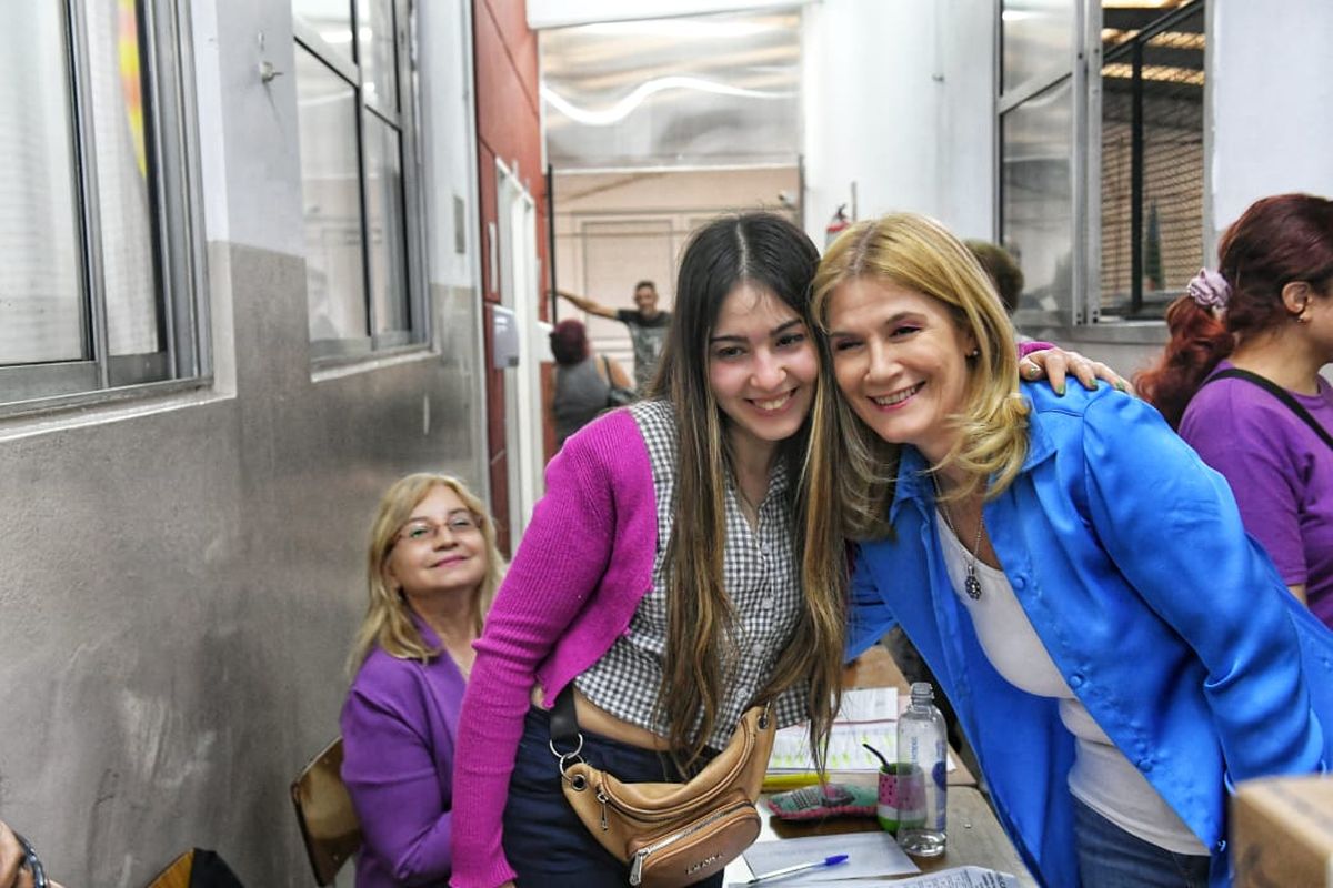 Verónica Magario feliz: Le ganó a Martín Insaurralde y Máximo Kirchner. Verónica Magario feliz: Le ganó a Martín Insaurralde y Máximo Kirchner.