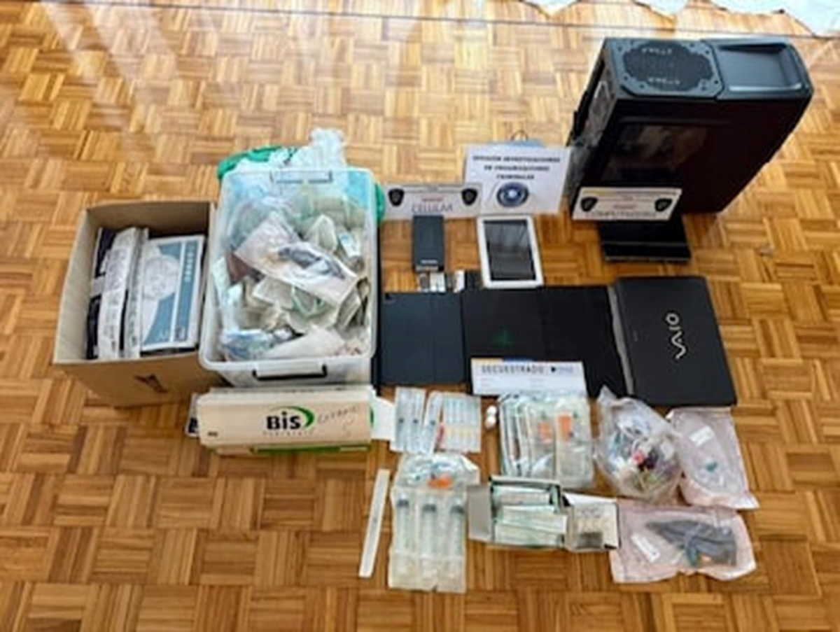 Material encontrado en el domicilio de uno de los médicos que estarían involucrados Material encontrado en el domicilio de uno de los médicos que estarían involucrados