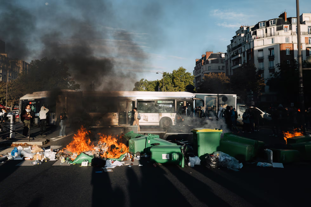 Manifestantes de 'Bloqueemos todo' bloquean la entrada al instituto Hélène Boucher, en París. | GENTILEZA EL PAÍS Manifestantes de 'Bloqueemos todo' bloquean la entrada al instituto Hélène Boucher, en París. | GENTILEZA EL PAÍS