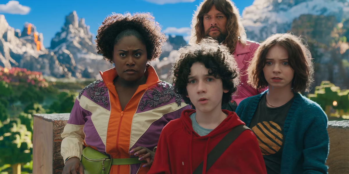 En "Una película de Minecraft", un grupo de aventureros (liderados por Jason Momoa) es transportado del mundo real al del popular videojuego. En "Una película de Minecraft", un grupo de aventureros (liderados por Jason Momoa) es transportado del mundo real al del popular videojuego.