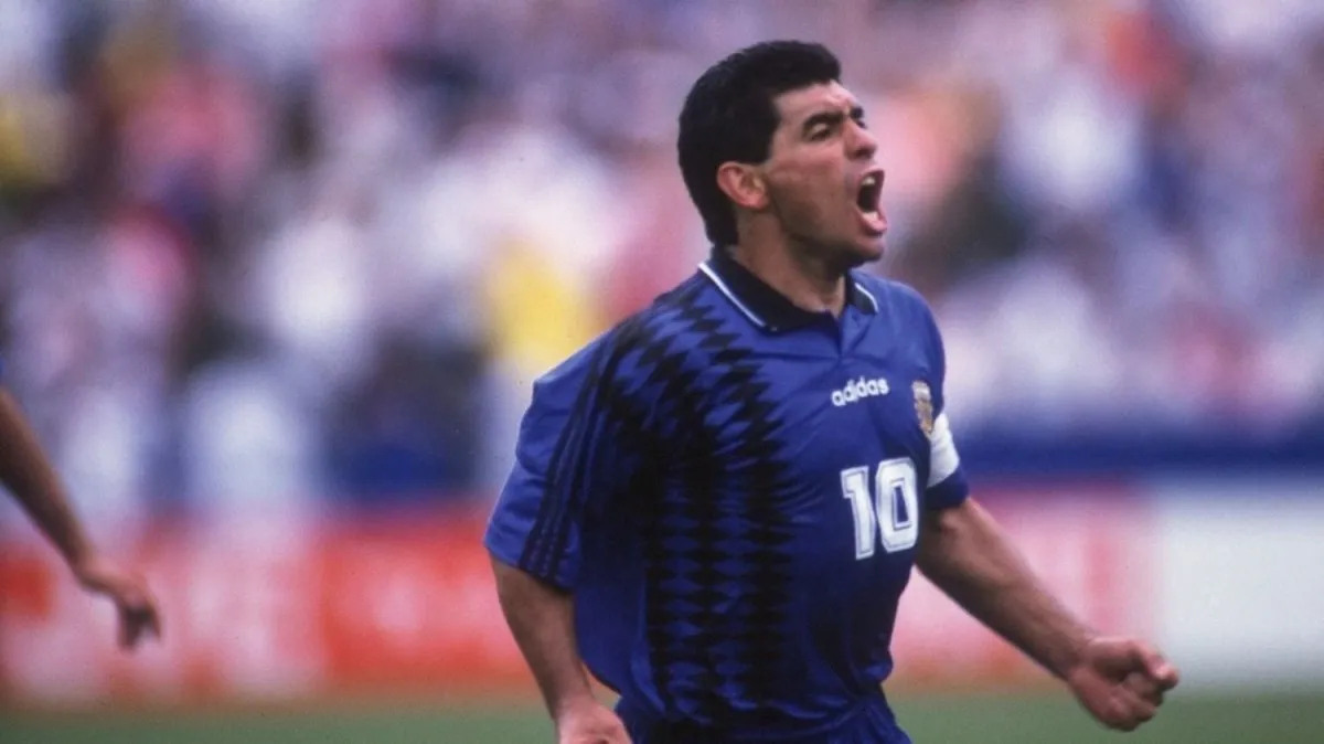 Diego Maradona grita su golazo contra Grecia con el mismo modelo de camiseta que usará Lionel Messi en la Selección Argentina. Diego Maradona grita su golazo contra Grecia con el mismo modelo de camiseta que usará Lionel Messi en la Selección Argentina.