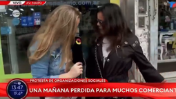 Una periodista fue atacada verbalmente por una mujer opositora al Gobierno.