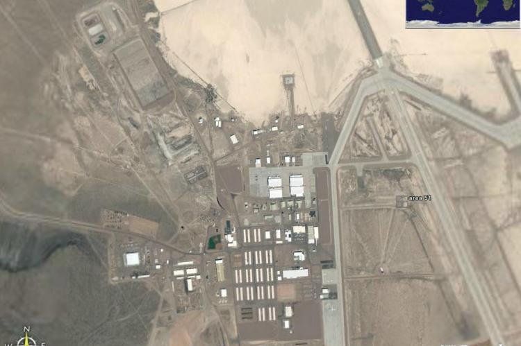 En abril de 1955 los oficiales militares que planificaban el desarrollo de un avión espía sobrevolaron el desierto de Nevada en busca de un sitio adecuado para las pruebas secretas y avistaron lo que parecía ser una pista de aterrizajes en un salitral lla