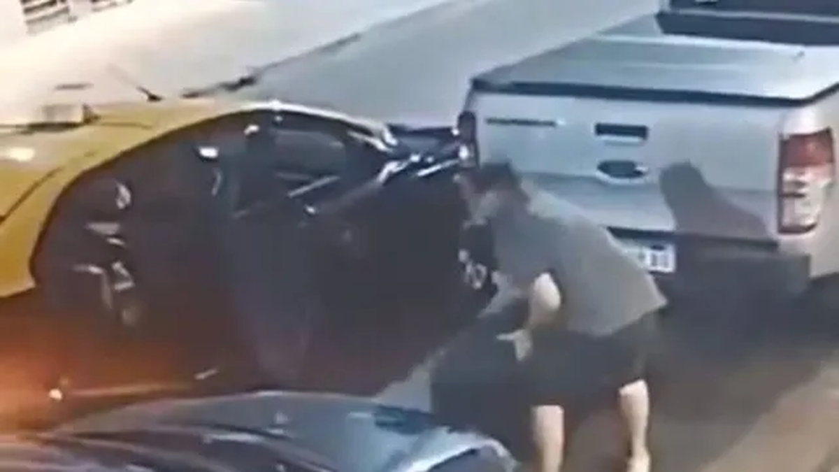 Momento exacto donde el delincuente sube la rueda en el taxi. Momento exacto donde el delincuente sube la rueda en el taxi. 