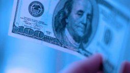 altText(El Plan Guzmán no convence y se acelera el debate sobre comprar o vender dólares)}