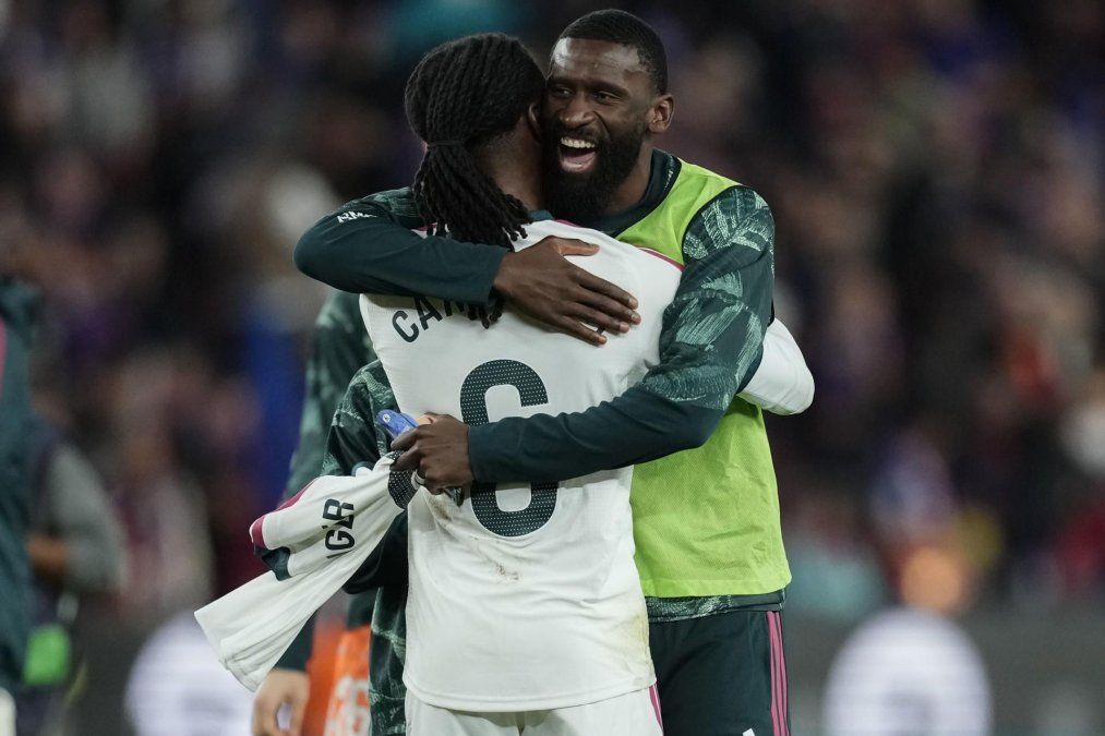 Eduardo Camavinga y Antonio Rüdiger celebran la victoria del Real Madrid en el Clásico, marcado por el golpe con una bandera al mediocampista francés.
