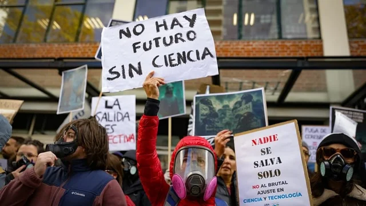 La protesta busca expresar el rechazo al proceso de desfinanciamiento del sistema científico nacional y reclamar respuestas ante distintos problemas laborales y presupuestarios. La protesta busca expresar el rechazo al proceso de desfinanciamiento del sistema científico nacional y reclamar respuestas ante distintos problemas laborales y presupuestarios.