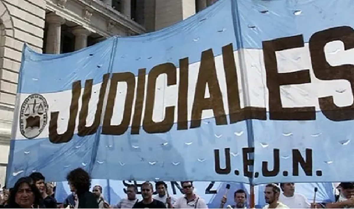 Los judiciales realizaron un 'banderazo' frente al palacio de tribunales el jueves (24/8) Los judiciales realizaron un 'banderazo' frente al palacio de tribunales el jueves (24/8)