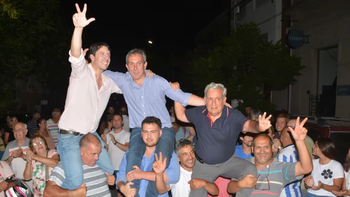 Santa Rosa, La Pampa: Martín Berhongaray (UCR) festeja su triunfo. Santa Rosa, La Pampa: Martín Berhongaray (UCR) festeja su triunfo.