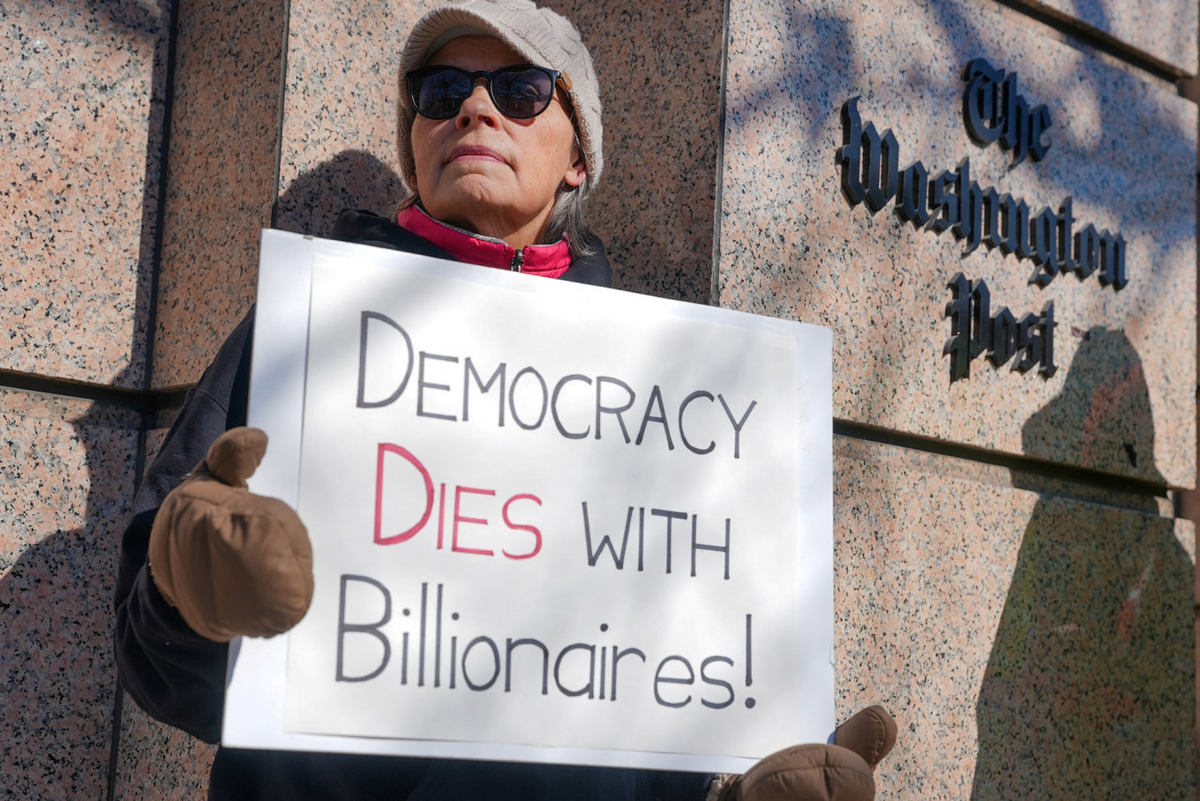 "La democracia muere con los billonarios". "La democracia muere con los billonarios".