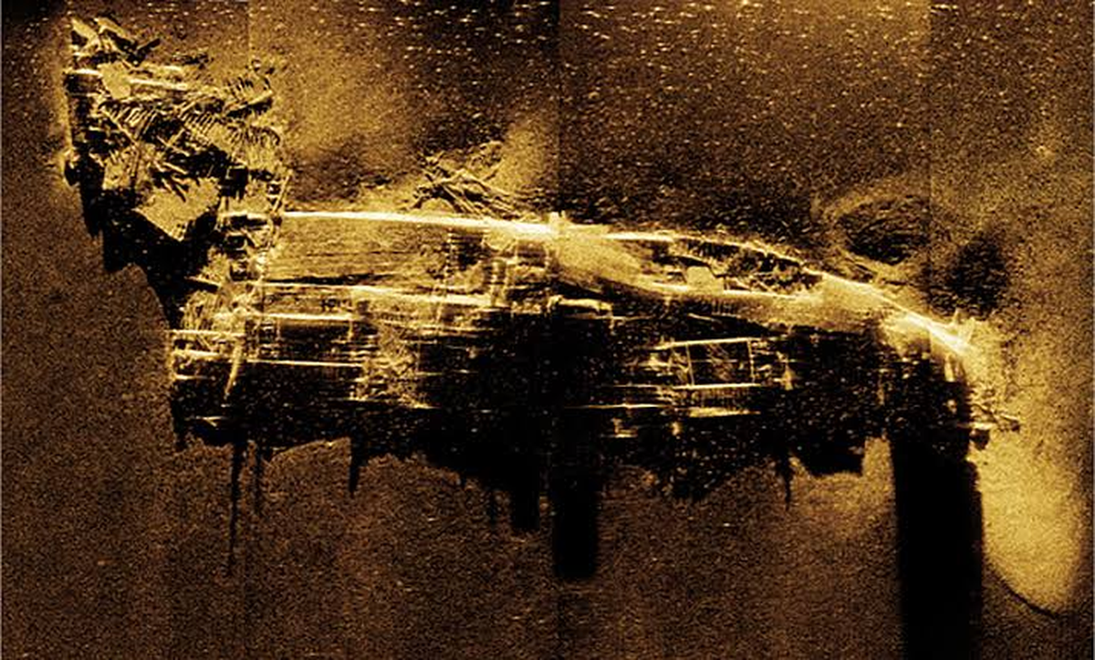 Lo más llamativo no fue lo que encontraron, sino lo que explicaron: en mayo de 1943, el destructor USS Phelps atacó cerca de la bahía de Holtz lo que creyó era un submarino japonés. Ochenta años después, este estudio confirmó que en realidad se trataba del casco del Kotohira Maru, ya hundido en el fondo. Lo más llamativo no fue lo que encontraron, sino lo que explicaron: en mayo de 1943, el destructor USS Phelps atacó cerca de la bahía de Holtz lo que creyó era un submarino japonés. Ochenta años después, este estudio confirmó que en realidad se trataba del casco del Kotohira Maru, ya hundido en el fondo.