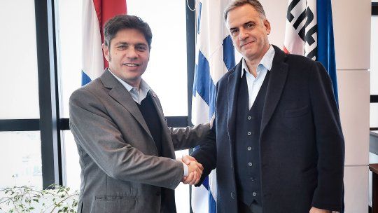 Axel Kicillof con Yamandú Orsi en Uruguay.