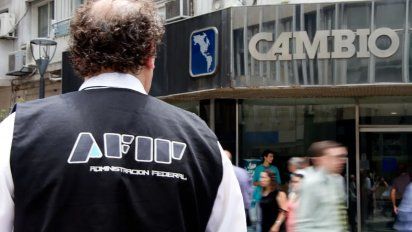 Alerta en cuevas y casas de cambio: AFIP sale a cazar dólares