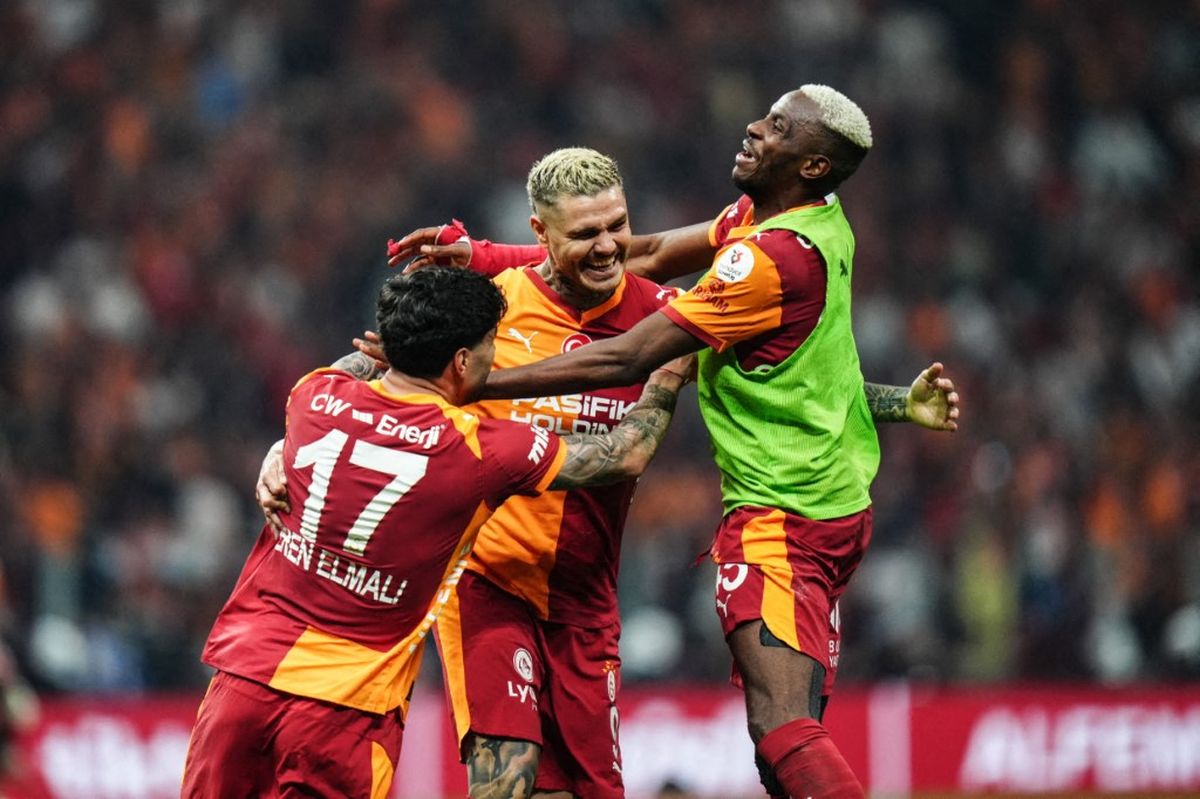 Mauro Icardi junto a Victor Osimhen, el goleador que termin&oacute; desplaz&aacute;ndolo en el ataque de Galatasaray.