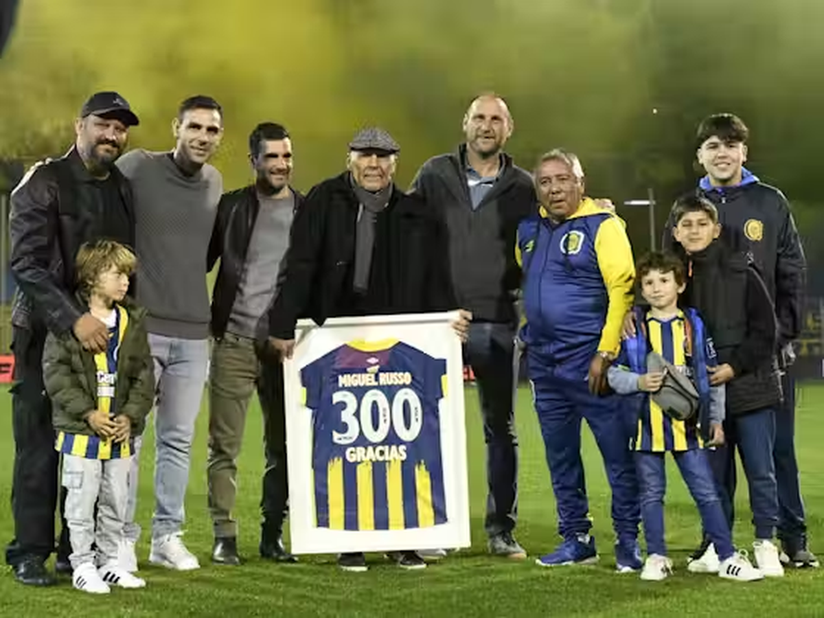 El sábado pasado cuando Central enfrentó a Huracán, Russo tuvo su reconocimiento por los 300 partidos. El sábado pasado cuando Central enfrentó a Huracán, Russo tuvo su reconocimiento por los 300 partidos. 