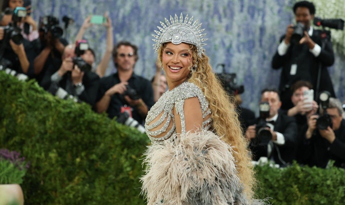 Beyoncé volvió a ocupar el centro de la alfombra roja de la Met Gala 2026, acompañada por Jay-Z y Blue Ivy en una de las postales familiares más comentadas de la noche. Beyoncé volvió a ocupar el centro de la alfombra roja de la Met Gala 2026, acompañada por Jay-Z y Blue Ivy en una de las postales familiares más comentadas de la noche.