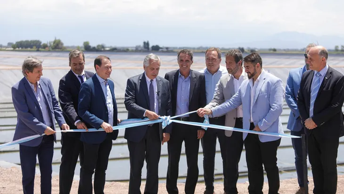 Alberto Fernández en Mendoza, con funcionarios nacionales y algunos intendentes peronistas pero sin las principales figuras del peronismo local. (Foto: Presidencia)