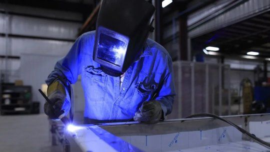 La fábrica despidió a casi la mitad de sus trabajadores sin indemnización y cerró sus puertas alegando una quiebra que nunca presentó ante el Ministerio de Trabajo. La fábrica despidió a casi la mitad de sus trabajadores sin indemnización y cerró sus puertas alegando una quiebra que nunca presentó ante el Ministerio de Trabajo.