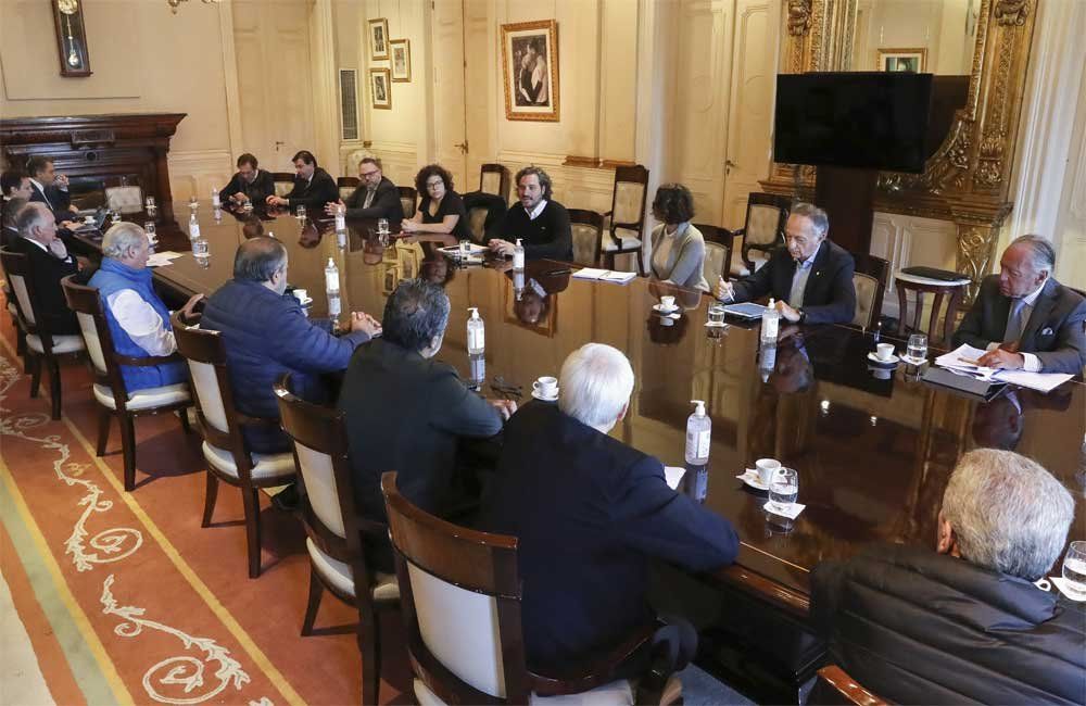 El jefe de Gabinete, Santiago Cafiero, encabezó una reunión en Casa Rosada con los principales referentes de la UIA, la CAC y la CGT. Foto: NA.