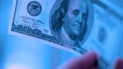 altText(El Plan Guzmán no convence y se acelera el debate sobre comprar o vender dólares)}