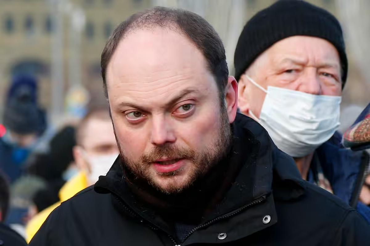 Vladimir Kara-Murza, activista de la oposición rusa, llega a depositar flores cerca del lugar donde fue asesinado el líder de la oposición rusa Boris Nemtsov, en 2021 Vladimir Kara-Murza, activista de la oposición rusa, llega a depositar flores cerca del lugar donde fue asesinado el líder de la oposición rusa Boris Nemtsov, en 2021