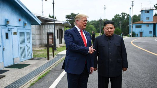 Donald Trump vuelve a estar al lado de Kim Jong-Un, pero ¿qué hay del arrumaco?