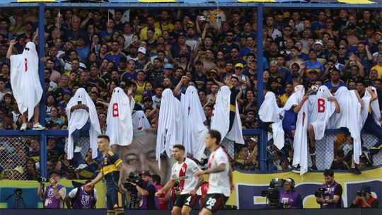 Bocafue sancionado por burlarse de River con los “fantasmas de la B” en la previadel Superclásico en “La Bombonera”. Bocafue sancionado por burlarse de River con los “fantasmas de la B” en la previadel Superclásico en “La Bombonera”.