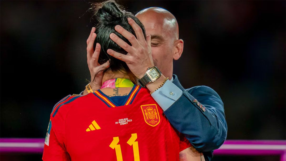 Luis Rubiales, expresidente de la Real Federación Española de Fútbol (RFEF), no irá a prisión pero condenado a pagar 10.800 de euros por besar a Jenni Hermoso. Luis Rubiales, expresidente de la Real Federación Española de Fútbol (RFEF), no irá a prisión pero condenado a pagar 10.800 de euros por besar a Jenni Hermoso.
