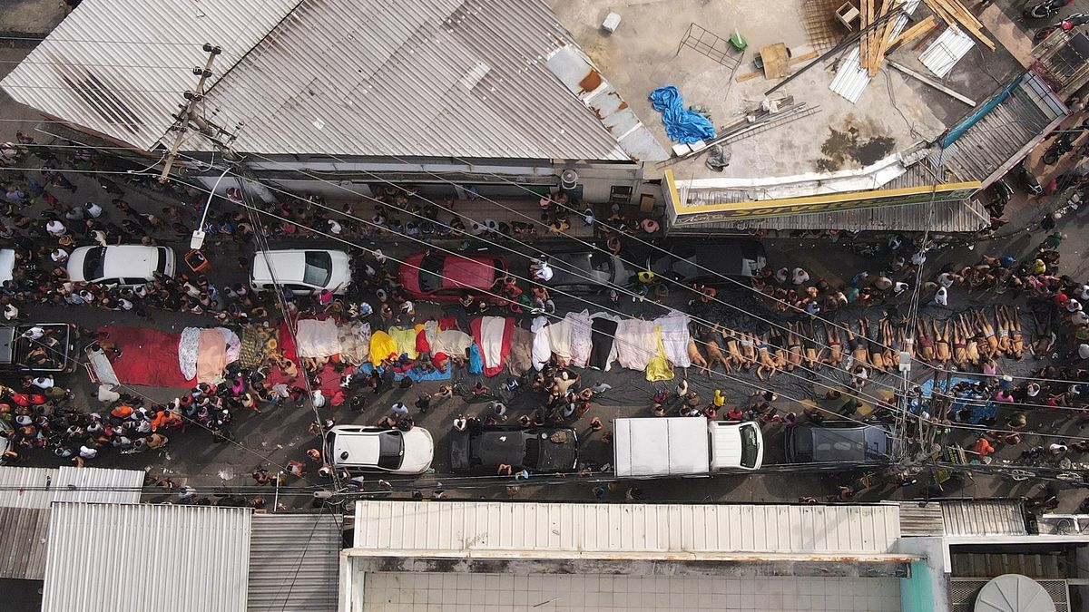 La gobernación de Río de Janeiro, a cargo del bolsonarista Claudio Castro, informó que lograron identificar la identidad de 99 de los 112 muertos en el marco del "Operativo Contención" contra el Comando Vermelho (CV) en las favelas del Complejo do Alemão y Penha, que provocó una lucha sin cuartel durante 17 horas entre la tropa de elite de la Policía Militar y el narcoterrorismo, con granadas, explosiones y balacera. La gobernación de Río de Janeiro, a cargo del bolsonarista Claudio Castro, informó que lograron identificar la identidad de 99 de los 112 muertos en el marco del "Operativo Contención" contra el Comando Vermelho (CV) en las favelas del Complejo do Alemão y Penha, que provocó una lucha sin cuartel durante 17 horas entre la tropa de elite de la Policía Militar y el narcoterrorismo, con granadas, explosiones y balacera.