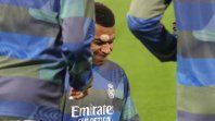 Mientras Kylian Mbappé se entrena en solitario para recuperarse de su lesión, el madridismo aumenta la presión en redes con mensajes de “Mbappé out” y apoyo a Vinicius Jr. Mientras Kylian Mbappé se entrena en solitario para recuperarse de su lesión, el madridismo aumenta la presión en redes con mensajes de “Mbappé out” y apoyo a Vinicius Jr.