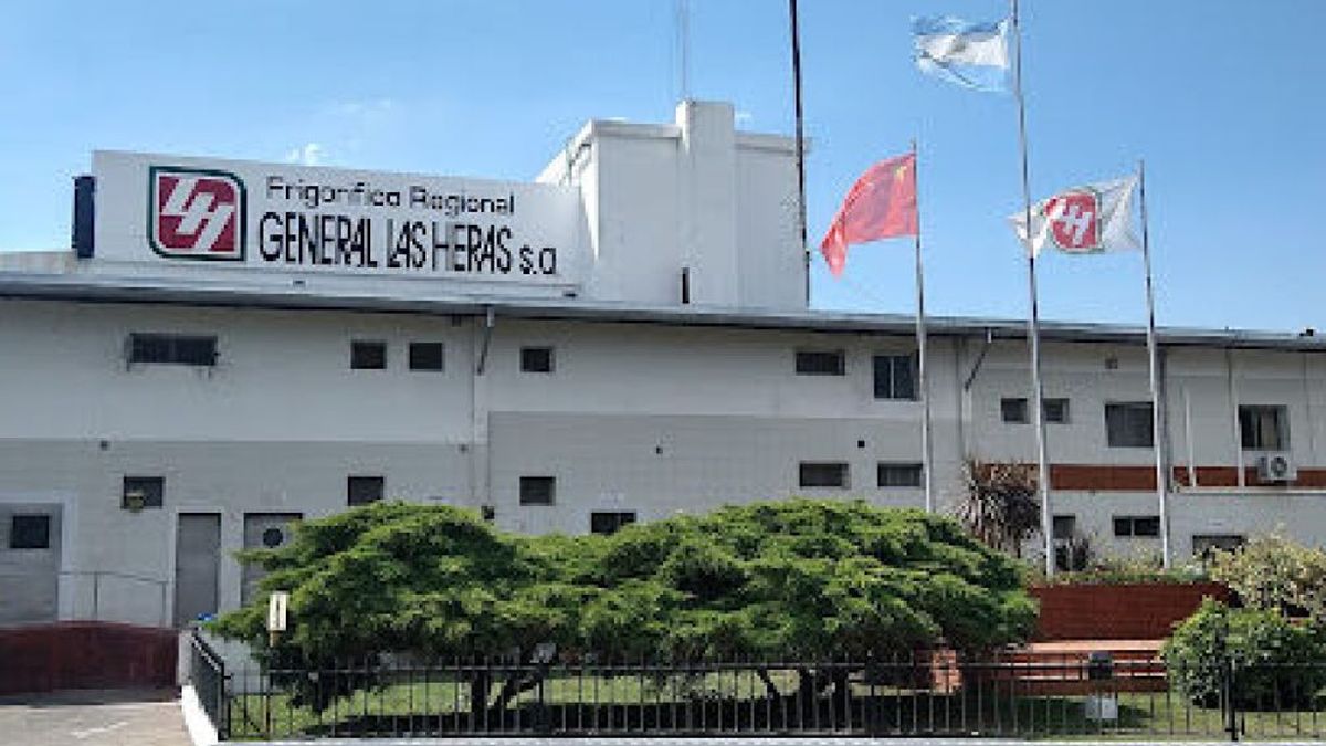 Los trabajadores denuncian que los propietarios del frigorífico desaparecieron sin dar explicaciones y los chinos sumaron una denuncia internacional. Los trabajadores denuncian que los propietarios del frigorífico desaparecieron sin dar explicaciones y los chinos sumaron una denuncia internacional.