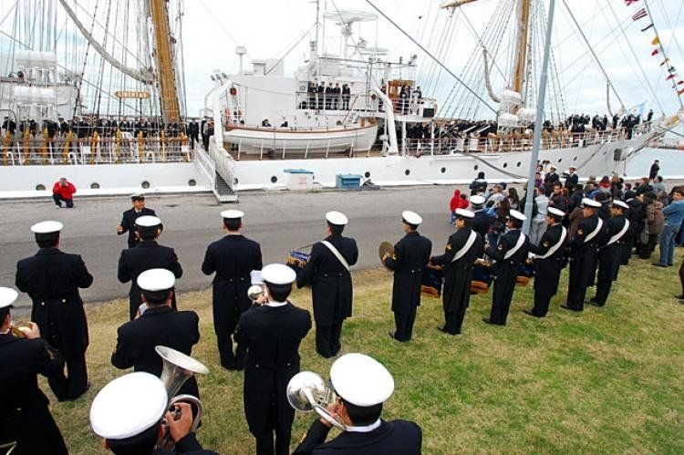 Fragata ARA Libertad y su tripulación en una anterior visita al puerto de Mar del Plata.