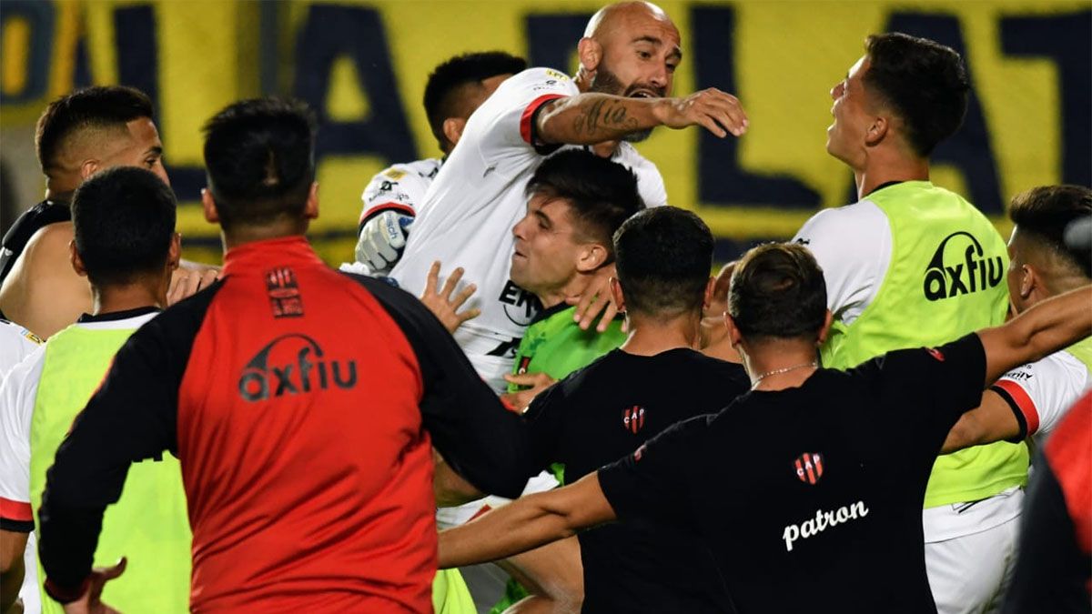 Claudio Tapia resolvió que la Supercopa Argentina se jugará en Abu Dhabi y Patronato no viajará a esa ciudad por lo que su titular lo calificó de “muy caro”.