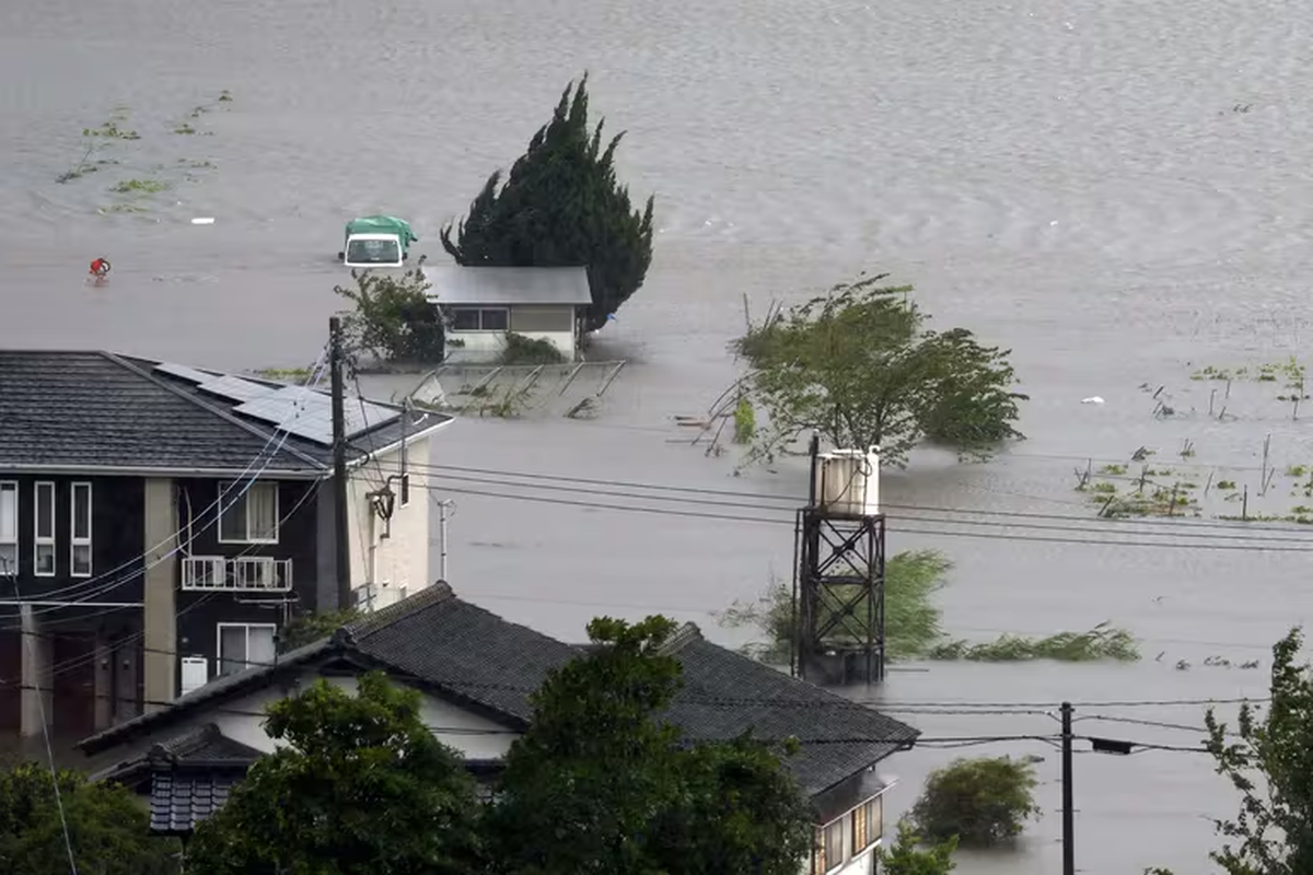 Las tierras de cultivo a lo largo de un río se inundan debido a las fuertes lluvias provocadas por un tifón en Yufu, prefectura de Oita, oeste de Japón, el jueves 29 de agosto de 2024. (Kyodo News vía AP) Las tierras de cultivo a lo largo de un río se inundan debido a las fuertes lluvias provocadas por un tifón en Yufu, prefectura de Oita, oeste de Japón, el jueves 29 de agosto de 2024. (Kyodo News vía AP)