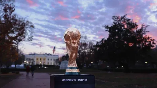 El trofeo con el que entrará a la ceremonia del sorteo del Mundial 2026 Lionel Scaloni por ser el actual campeón del mundo. El trofeo con el que entrará a la ceremonia del sorteo del Mundial 2026 Lionel Scaloni por ser el actual campeón del mundo.