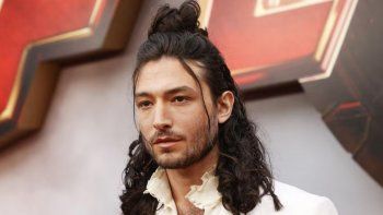 tras escandalo por robo y ritual satanico, reaparecio ezra miller por the flash tras escandalo por robo y ritual satanico, reaparecio ezra miller por the flash