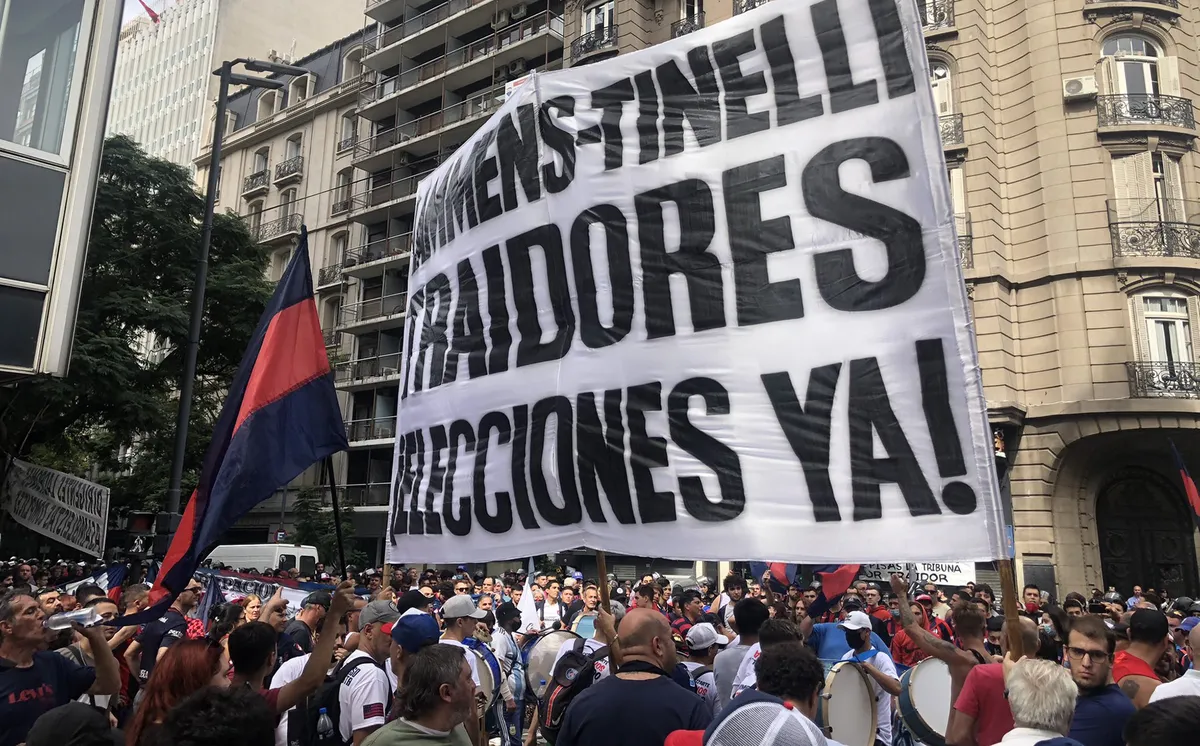 Manifestación de hinchas de San Lorenzo enfrente del Ministerio de Turismo y Deportes, que preside Matías Lammens. (Foto: La Nación).
